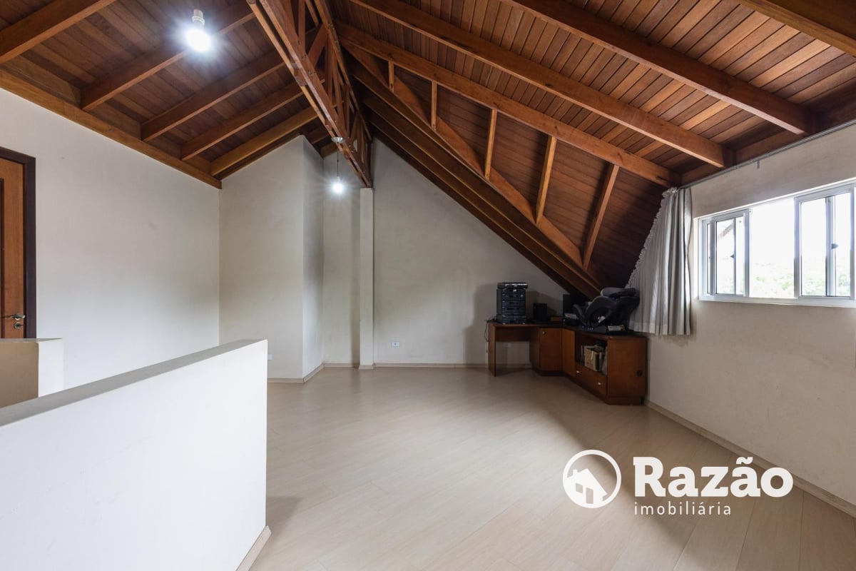 SOBRADO COM 4 QUARTOS - ÁREA TOTAL DE 250,40m² - BUTIATUVINHA - REF 6180