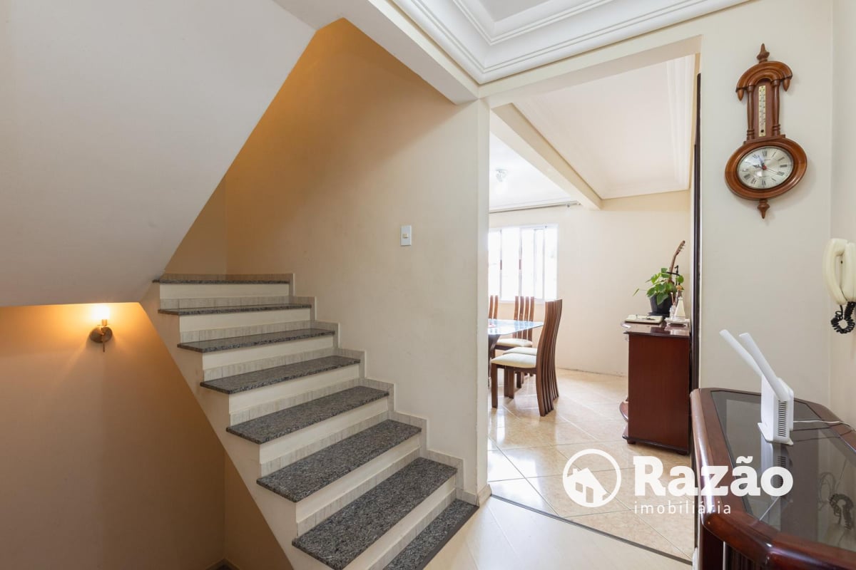 SOBRADO COM 4 QUARTOS - ÁREA TOTAL DE 250,40m² - BUTIATUVINHA - REF 6180