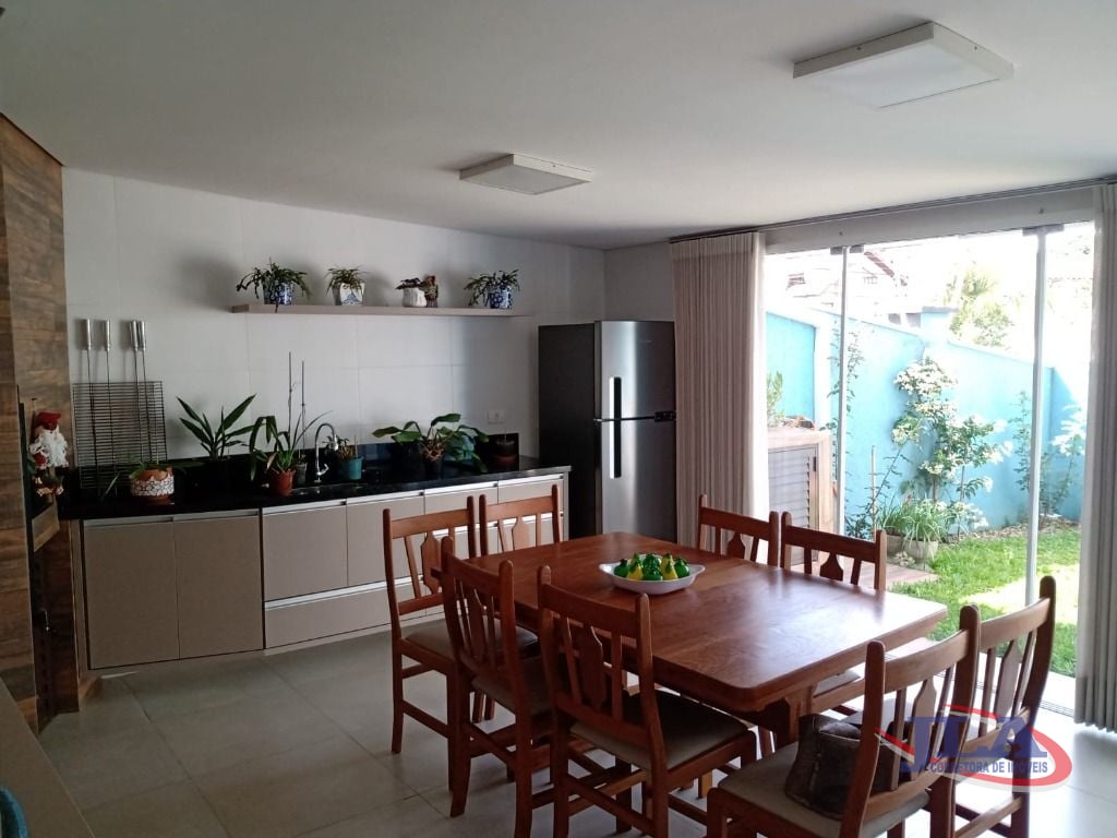 Sobrado com 3 dormitórios à venda, 250 m² por R$ 1.800.000,00 - Boa Vista - Curitiba/PR