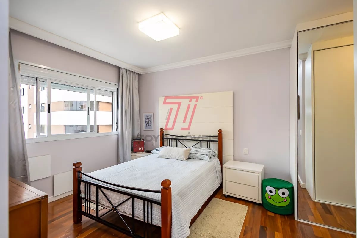 Apartamento com 2 dormitórios (3º reversível) à venda com 140,56m² no Ed. Res. Ibéria, bairro Mercês