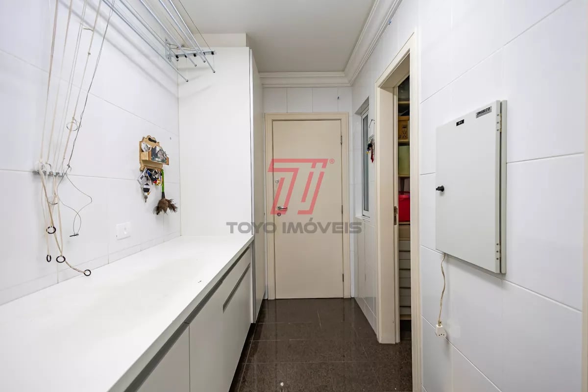 Apartamento com 2 dormitórios (3º reversível) à venda com 140,56m² no Ed. Res. Ibéria, bairro Mercês