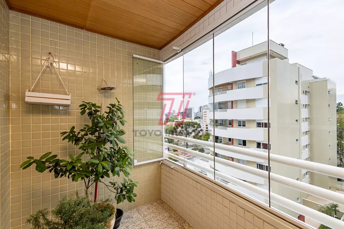 Apartamento com 2 dormitórios (3º reversível) à venda com 140,56m² no Ed. Res. Ibéria, bairro Mercês