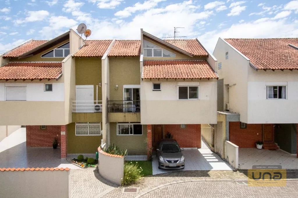 Sobrado 202m², 4 quartos(suíte), ático c/ lavabo, espaço gourmet c/ churrasqueira, 2 garagens-próximo Av. Via Venetto -R$ 980.000 - Santa Felicidade