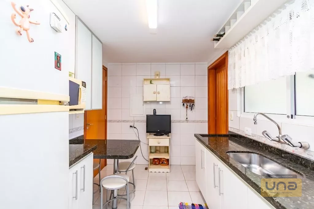 Sobrado 202m², 4 quartos(suíte), ático c/ lavabo, espaço gourmet c/ churrasqueira, 2 garagens-próximo Av. Via Venetto -R$ 980.000 - Santa Felicidade