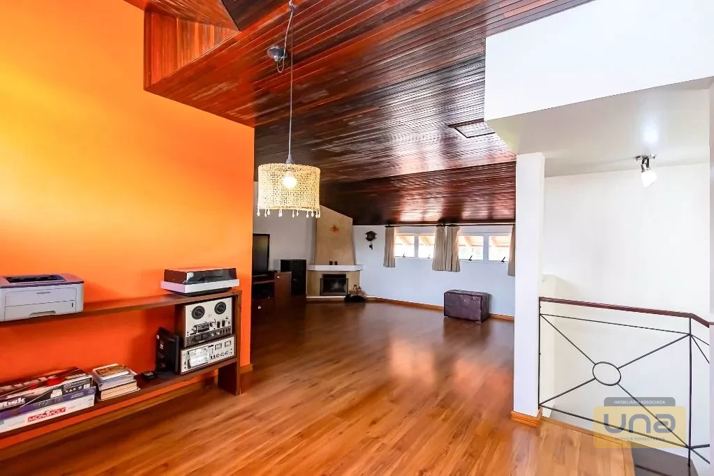 Sobrado 202m², 4 quartos(suíte), ático c/ lavabo, espaço gourmet c/ churrasqueira, 2 garagens-próximo Av. Via Venetto -R$ 980.000 - Santa Felicidade
