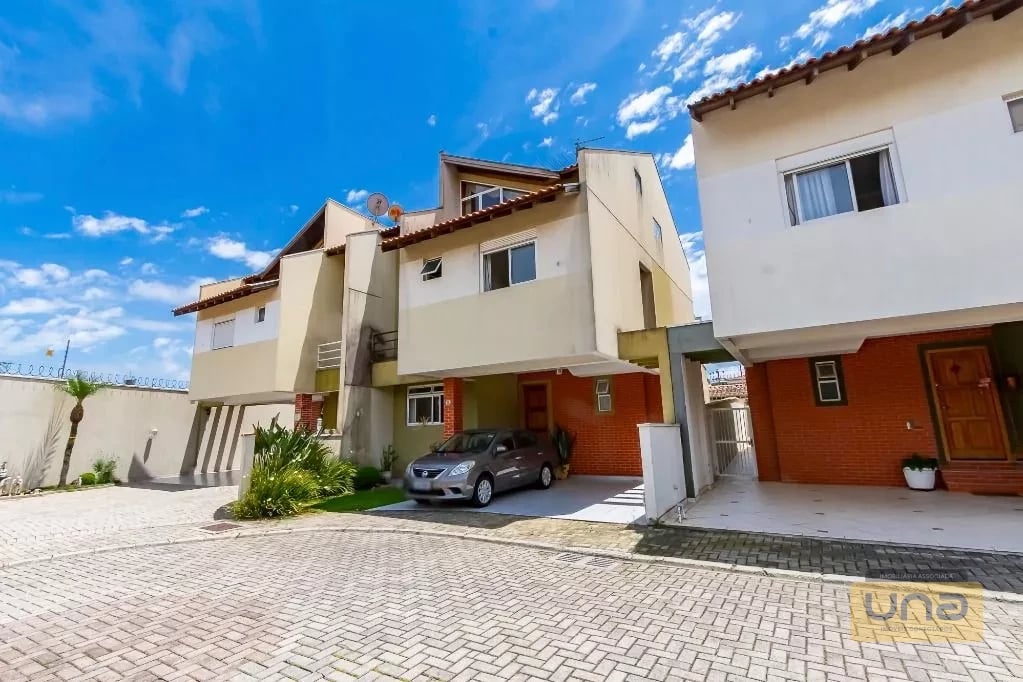 Sobrado 202m², 4 quartos(suíte), ático c/ lavabo, espaço gourmet c/ churrasqueira, 2 garagens-próximo Av. Via Venetto -R$ 980.000 - Santa Felicidade