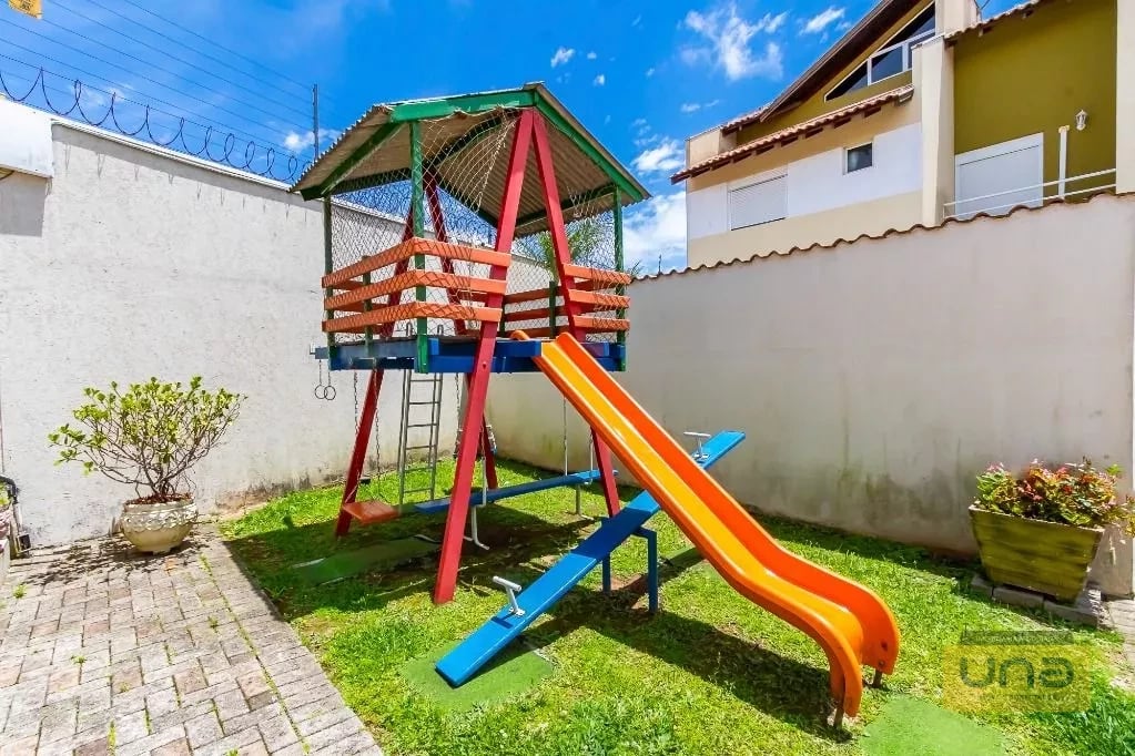Sobrado 202m², 4 quartos(suíte), ático c/ lavabo, espaço gourmet c/ churrasqueira, 2 garagens-próximo Av. Via Venetto -R$ 980.000 - Santa Felicidade
