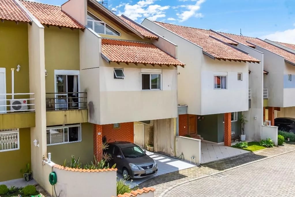 Sobrado 202m², 4 quartos(suíte), ático c/ lavabo, espaço gourmet c/ churrasqueira, 2 garagens-próximo Av. Via Venetto -R$ 980.000 - Santa Felicidade