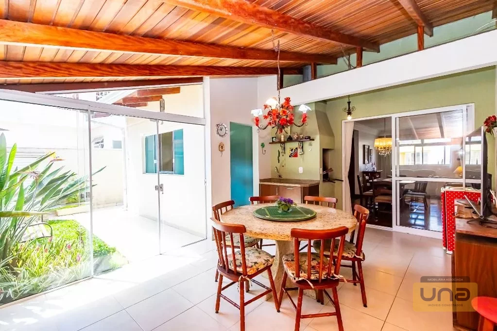 Sobrado 202m², 4 quartos(suíte), ático c/ lavabo, espaço gourmet c/ churrasqueira, 2 garagens-próximo Av. Via Venetto -R$ 980.000 - Santa Felicidade
