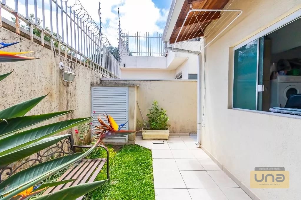 Sobrado 202m², 4 quartos(suíte), ático c/ lavabo, espaço gourmet c/ churrasqueira, 2 garagens-próximo Av. Via Venetto -R$ 980.000 - Santa Felicidade