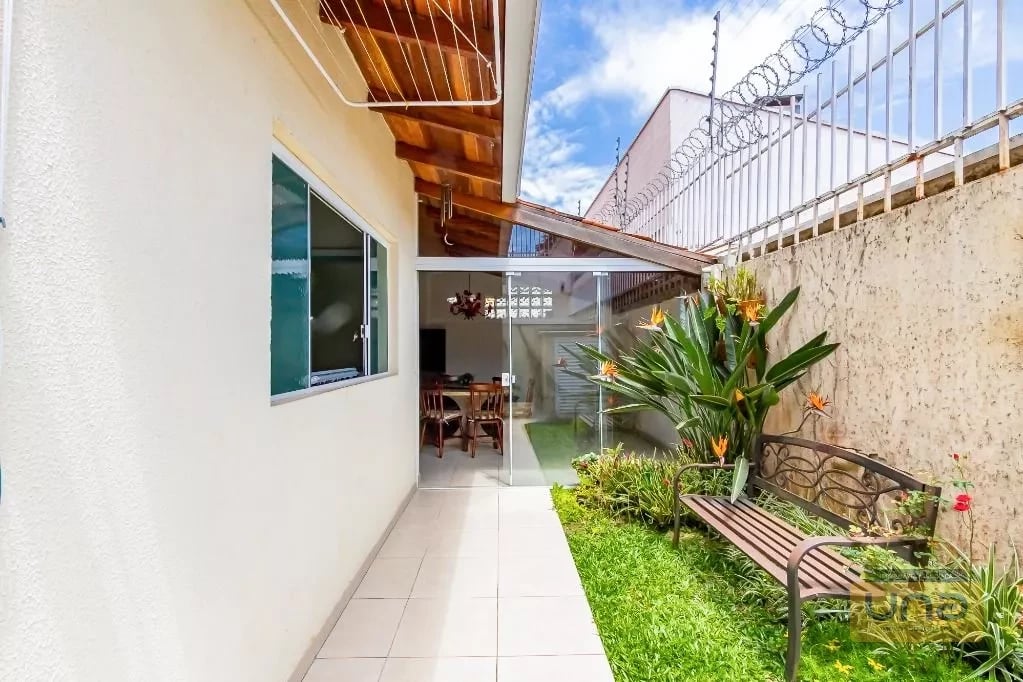 Sobrado 202m², 4 quartos(suíte), ático c/ lavabo, espaço gourmet c/ churrasqueira, 2 garagens-próximo Av. Via Venetto -R$ 980.000 - Santa Felicidade