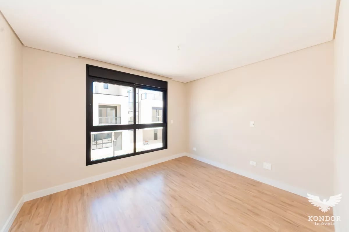 Sobrado em SANTA FELICIDADE com 221,93m²