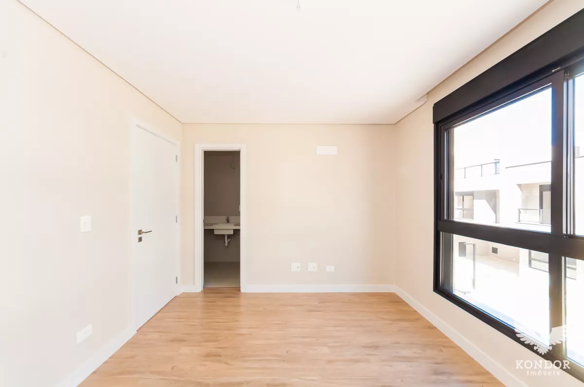 Sobrado em SANTA FELICIDADE com 221,93m²