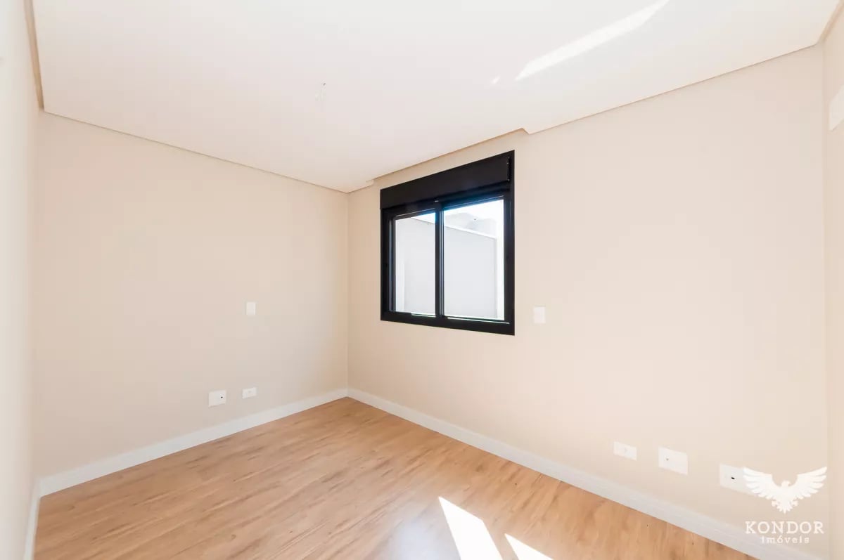 Sobrado em SANTA FELICIDADE com 221,93m²