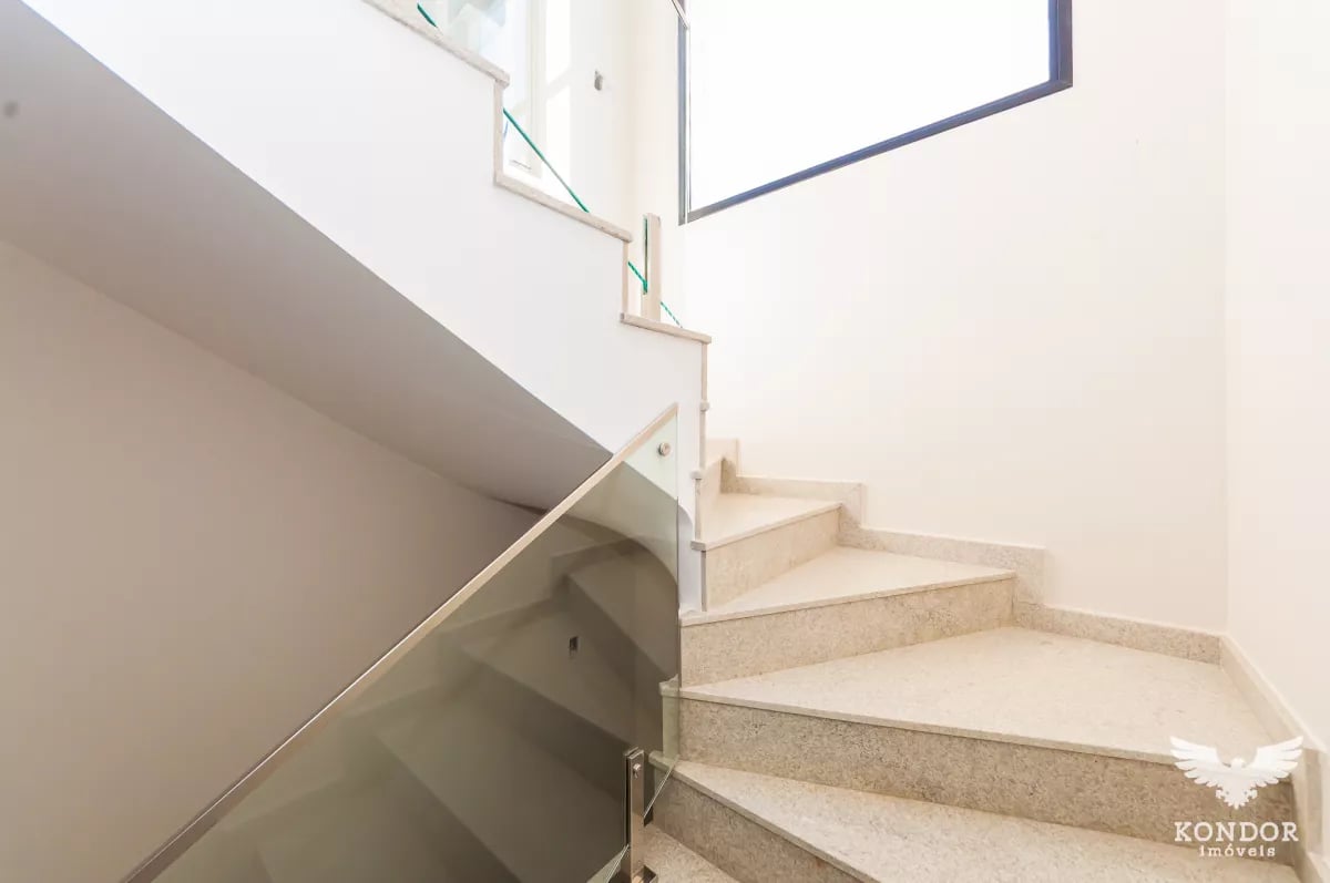 Sobrado em SANTA FELICIDADE com 221,93m²