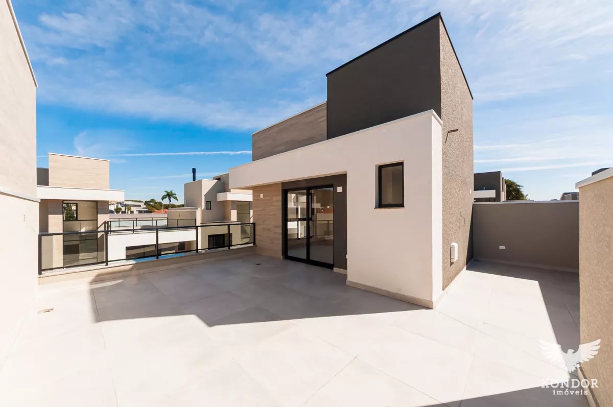 Sobrado em SANTA FELICIDADE com 221,93m²