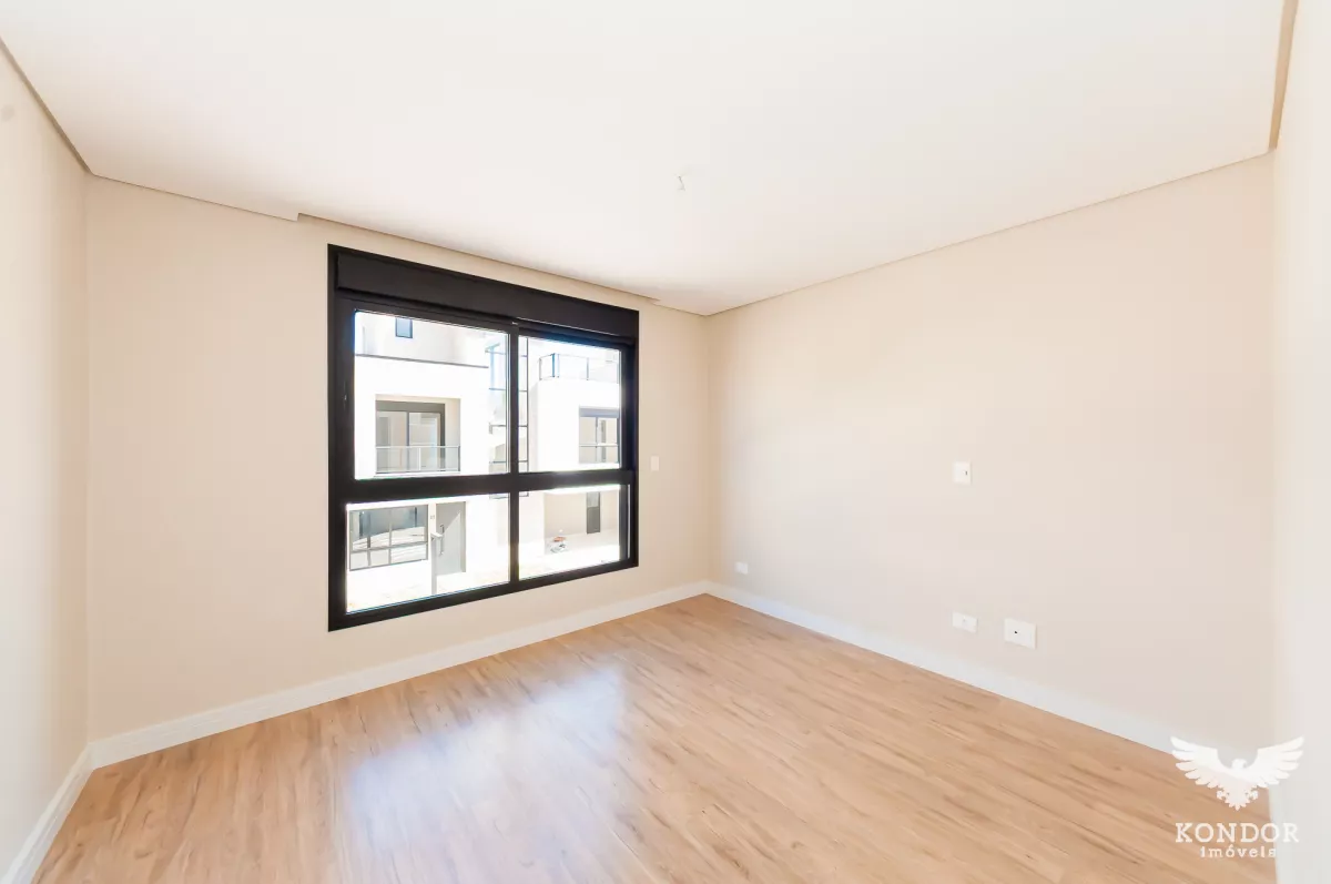 Sobrado em SANTA FELICIDADE com 246,71m²