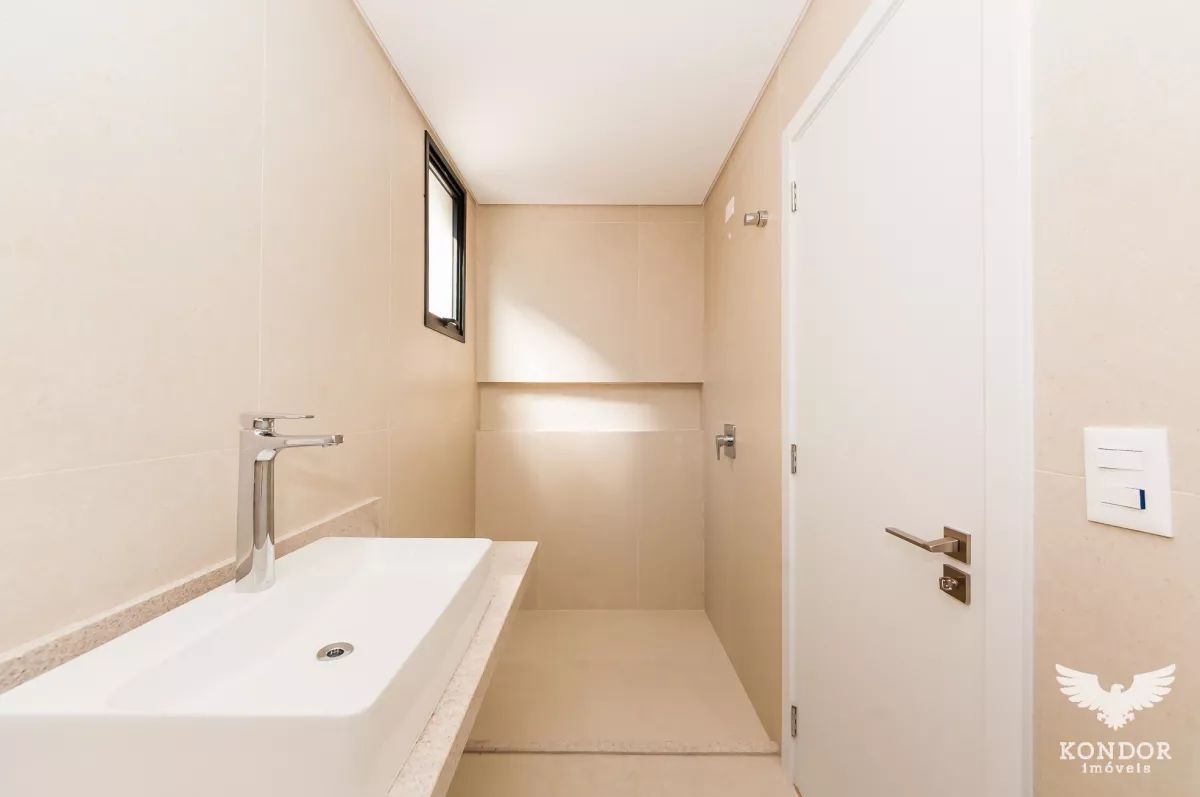 Sobrado em SANTA FELICIDADE com 246,71m²