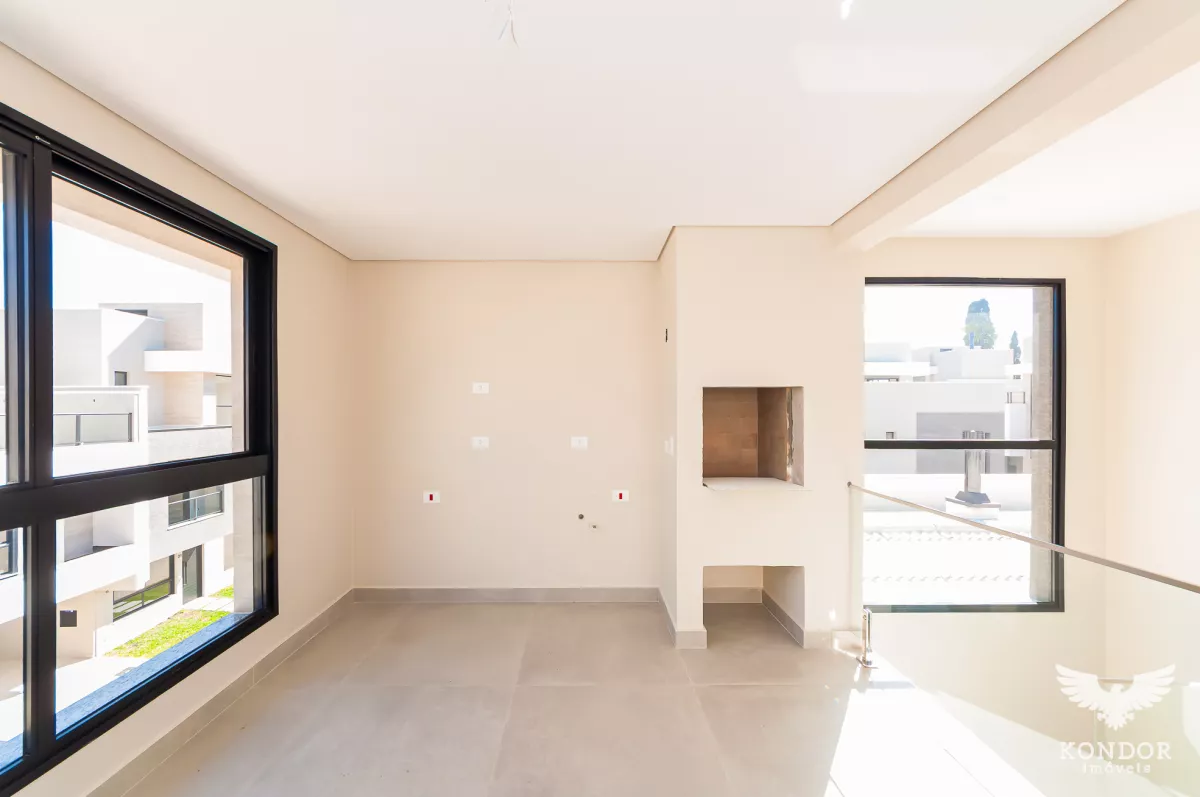 Sobrado em SANTA FELICIDADE com 246,71m²
