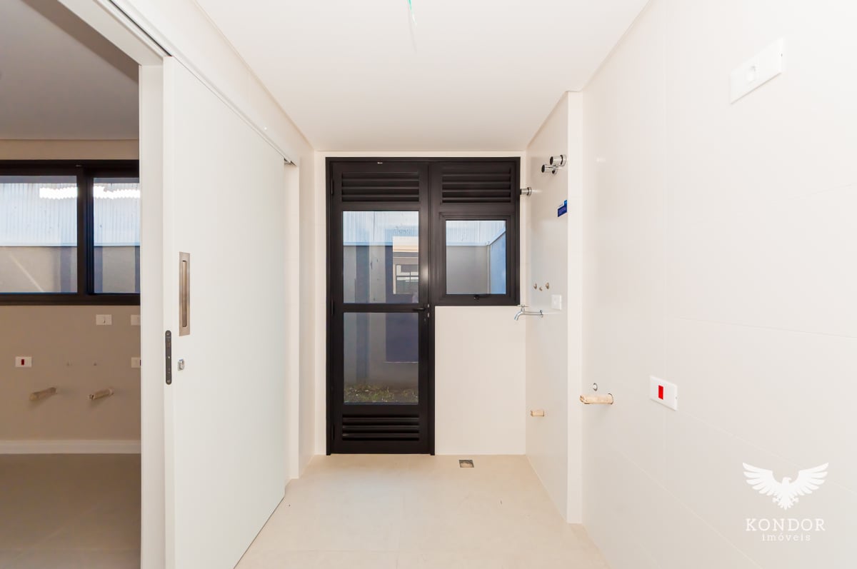 Sobrado em SANTA FELICIDADE com 254,72m²