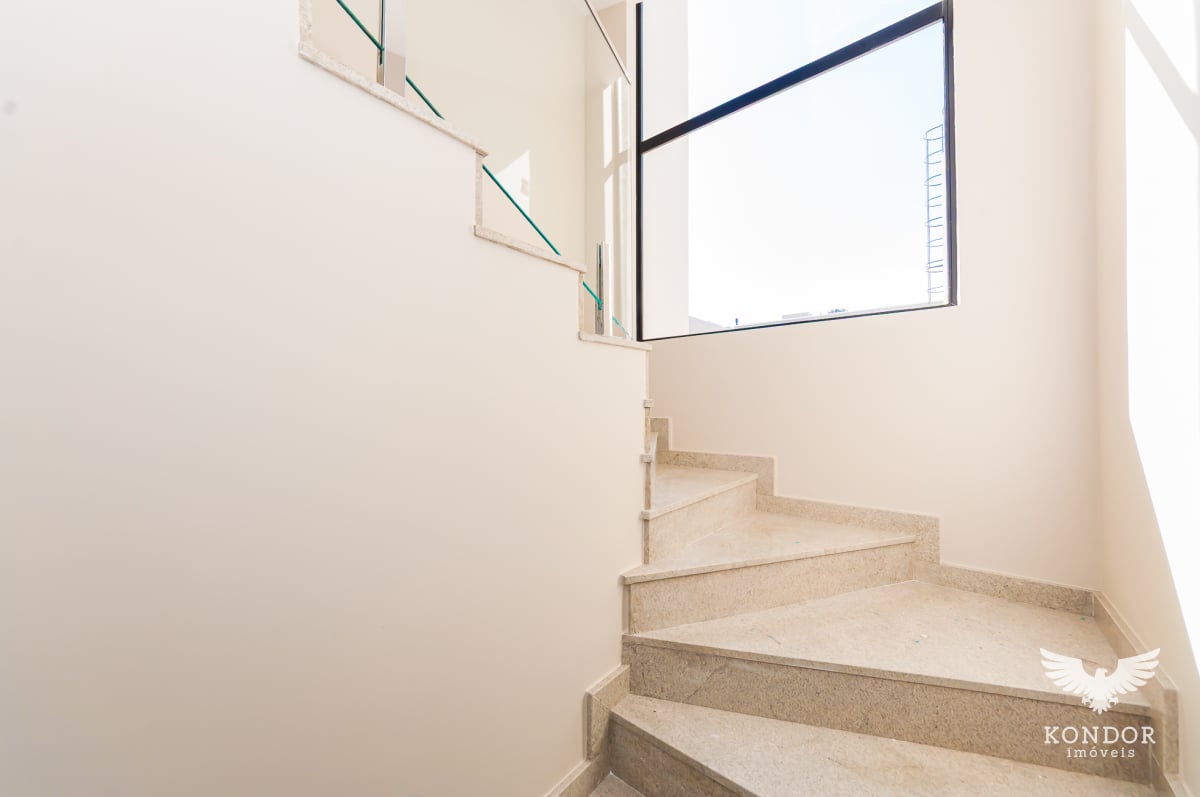 Sobrado em SANTA FELICIDADE com 194,78m²