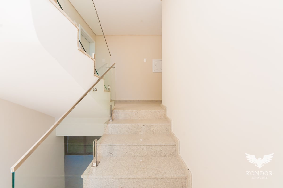 Sobrado em SANTA FELICIDADE com 194,78m²