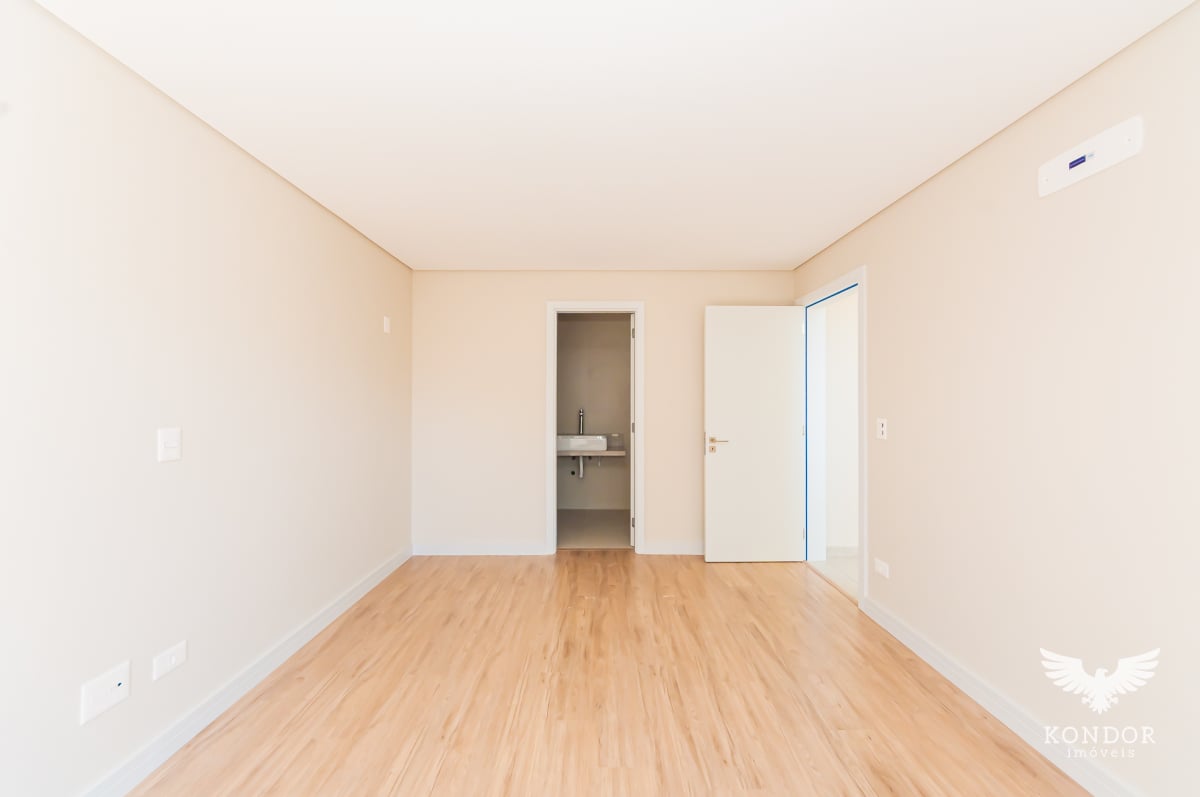 Sobrado em SANTA FELICIDADE com 194,78m²