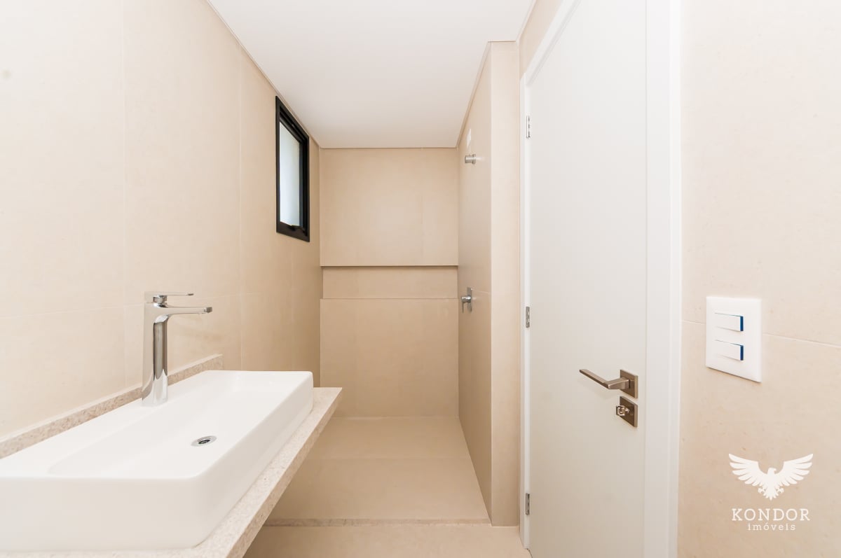 Sobrado em SANTA FELICIDADE com 194,78m²