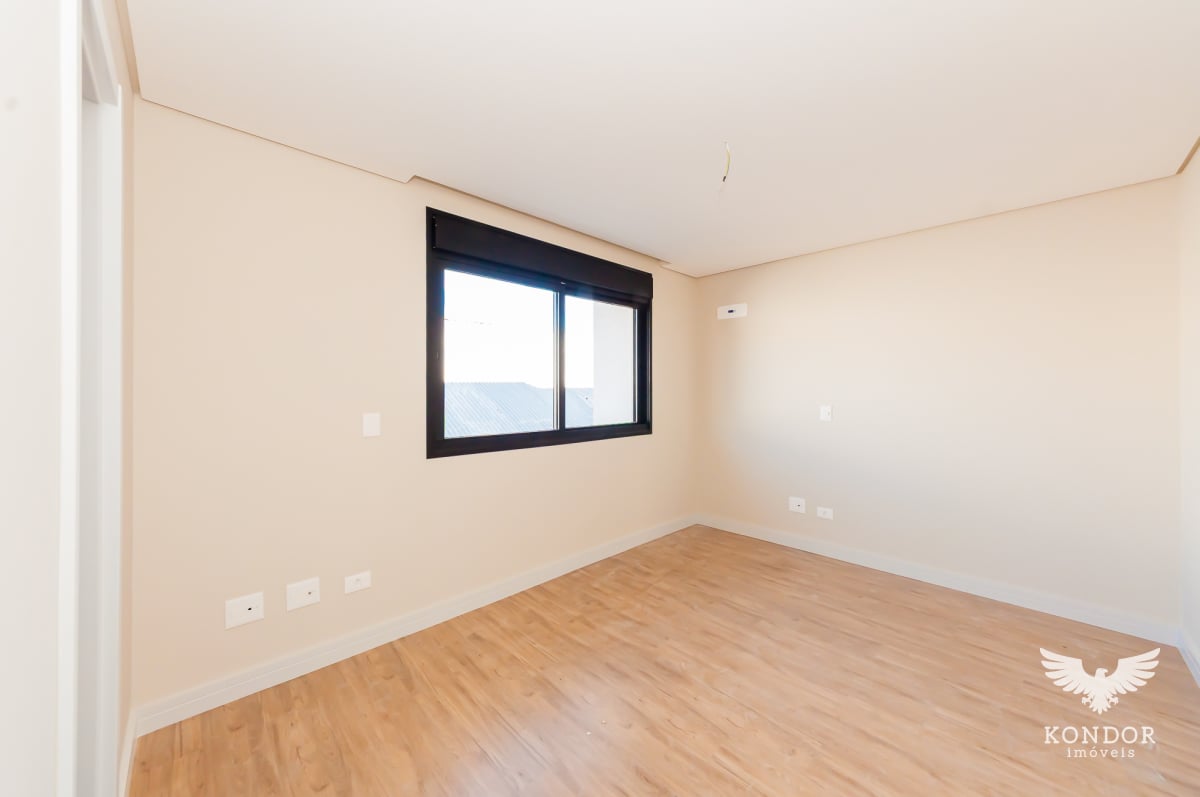 Sobrado em SANTA FELICIDADE com 194,78m²