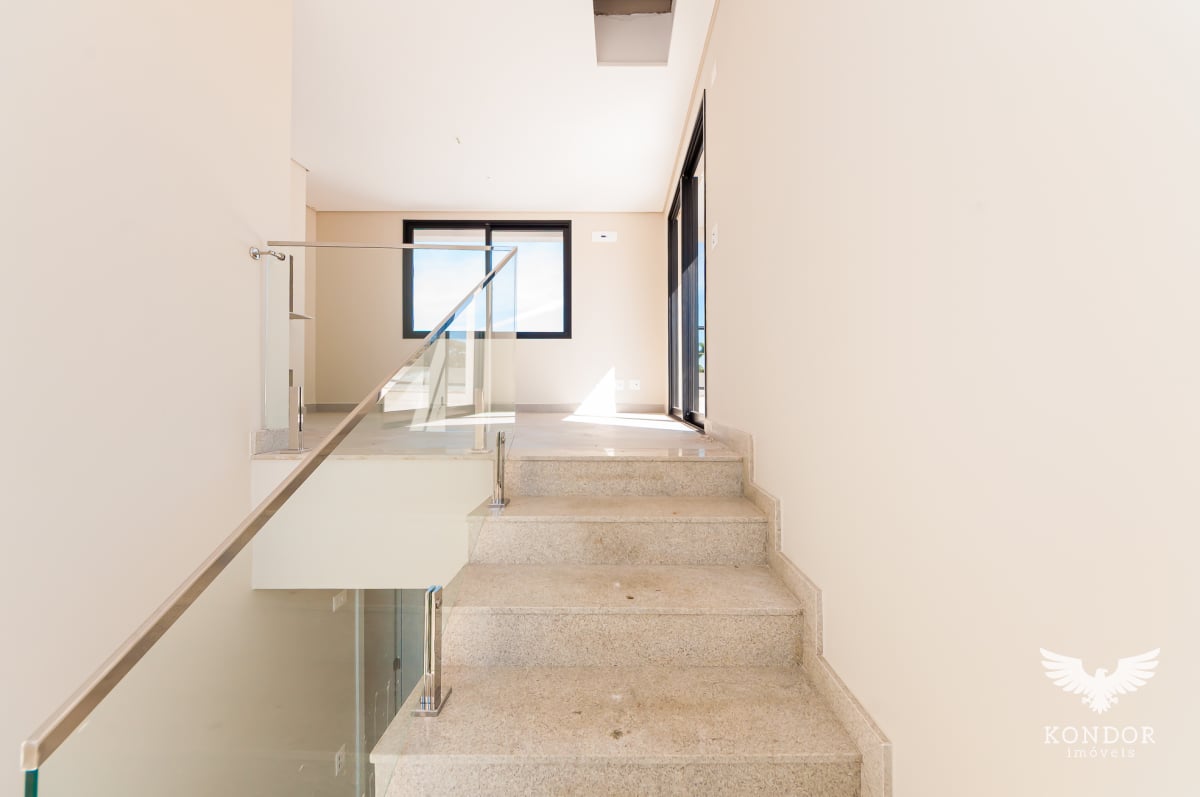 Sobrado em SANTA FELICIDADE com 194,78m²