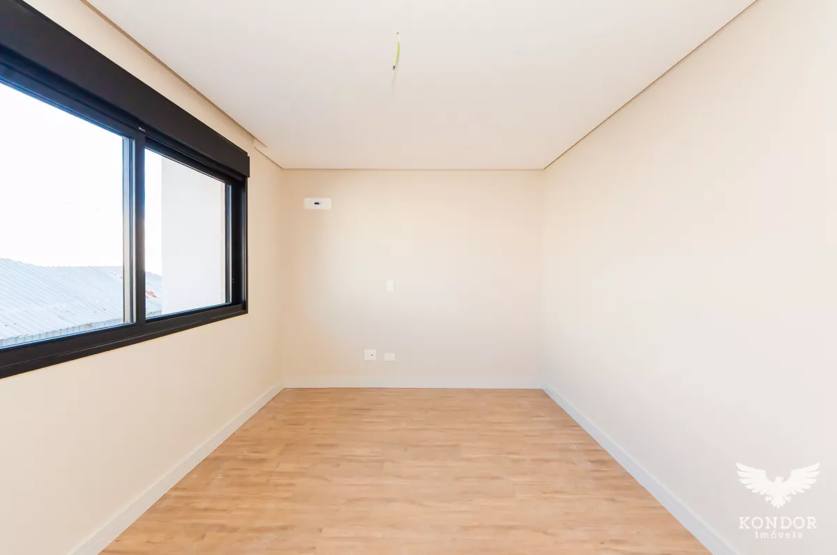 Sobrado em SANTA FELICIDADE com 194,78m²