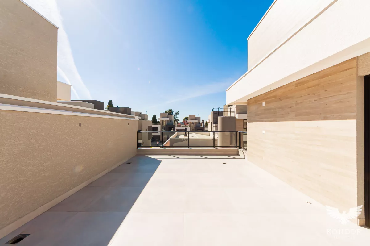 Sobrado em SANTA FELICIDADE com 194,78m²