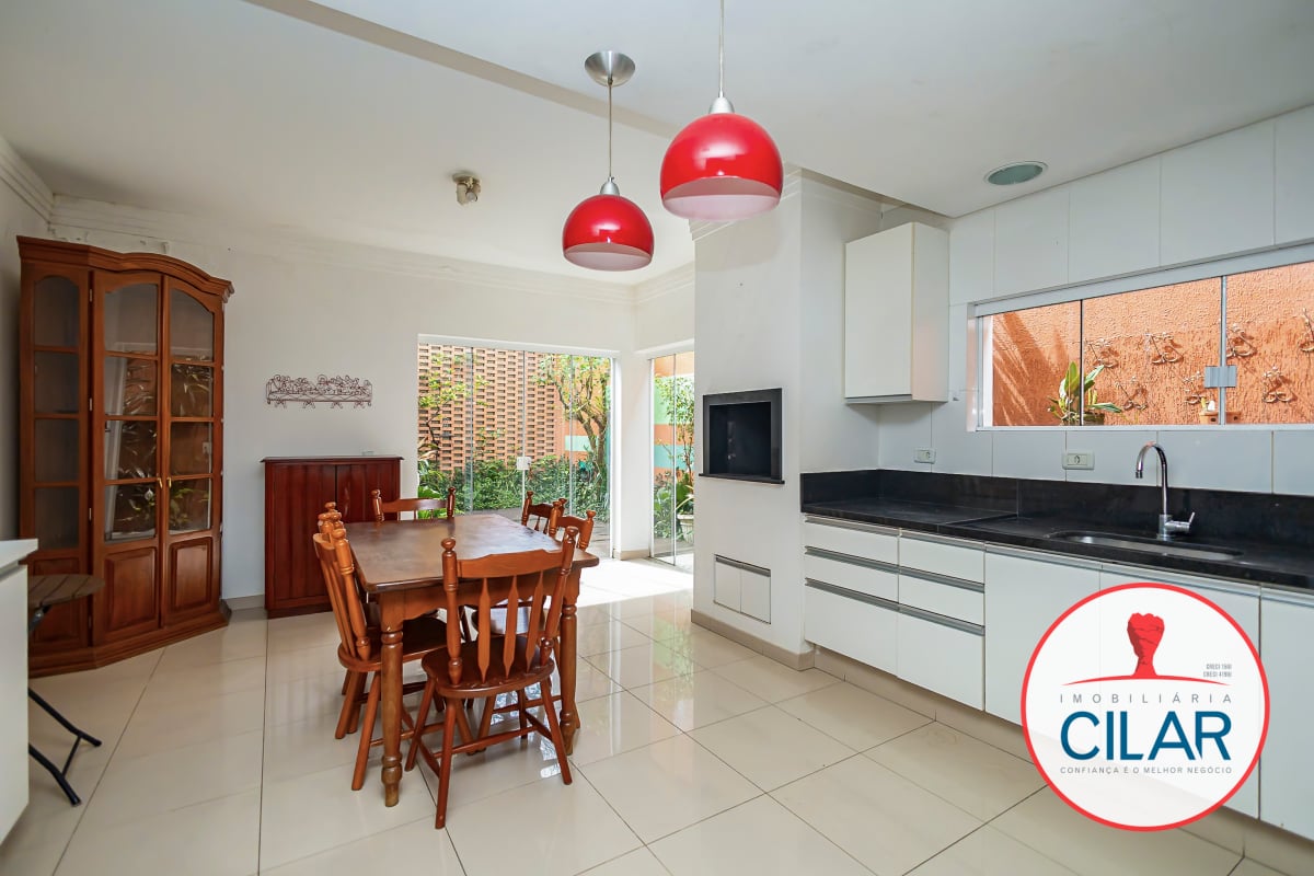 Casa espaçosa com 4 quartos e home office no São Francisco, Curitiba