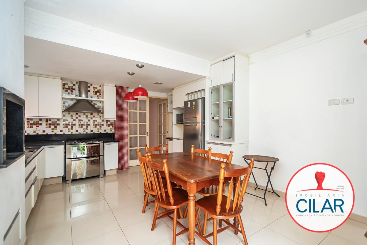 Casa espaçosa com 4 quartos e home office no São Francisco, Curitiba