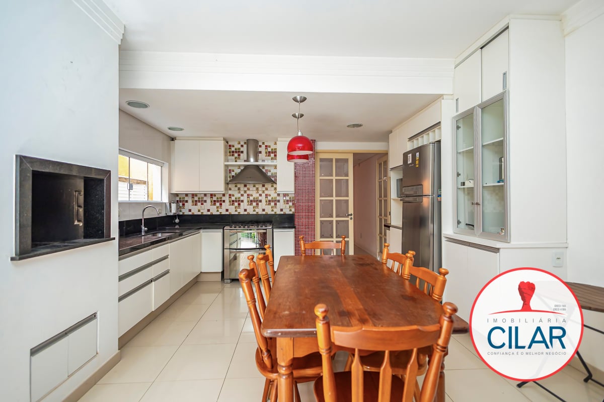 Casa espaçosa com 4 quartos e home office no São Francisco, Curitiba