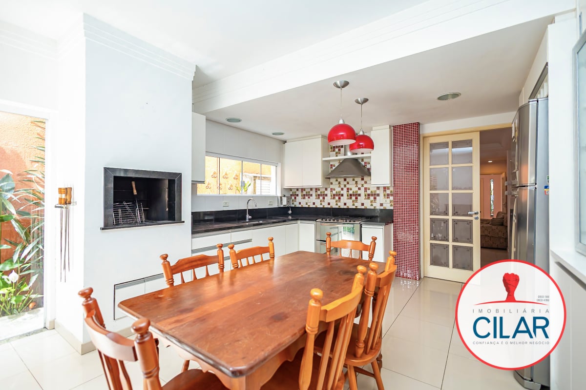 Casa espaçosa com 4 quartos e home office no São Francisco, Curitiba