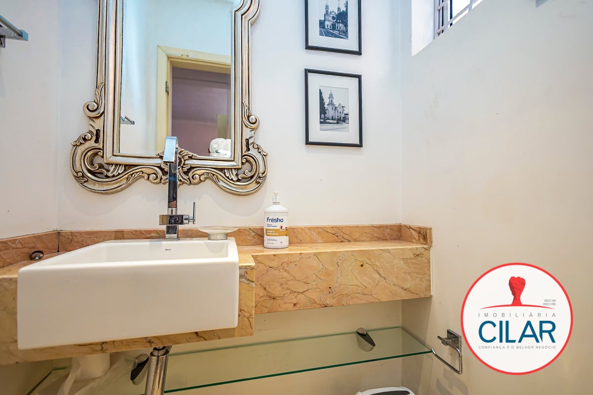 Casa espaçosa com 4 quartos e home office no São Francisco, Curitiba