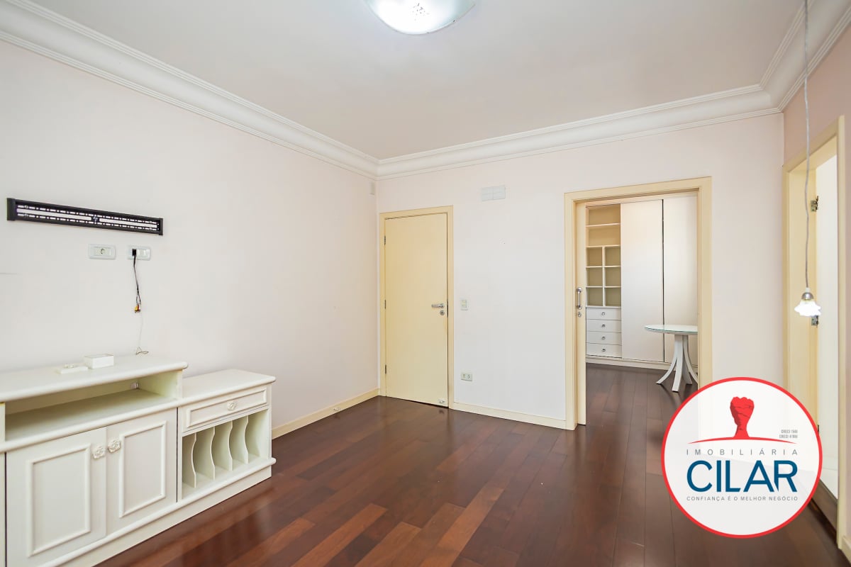 Casa espaçosa com 4 quartos e home office no São Francisco, Curitiba