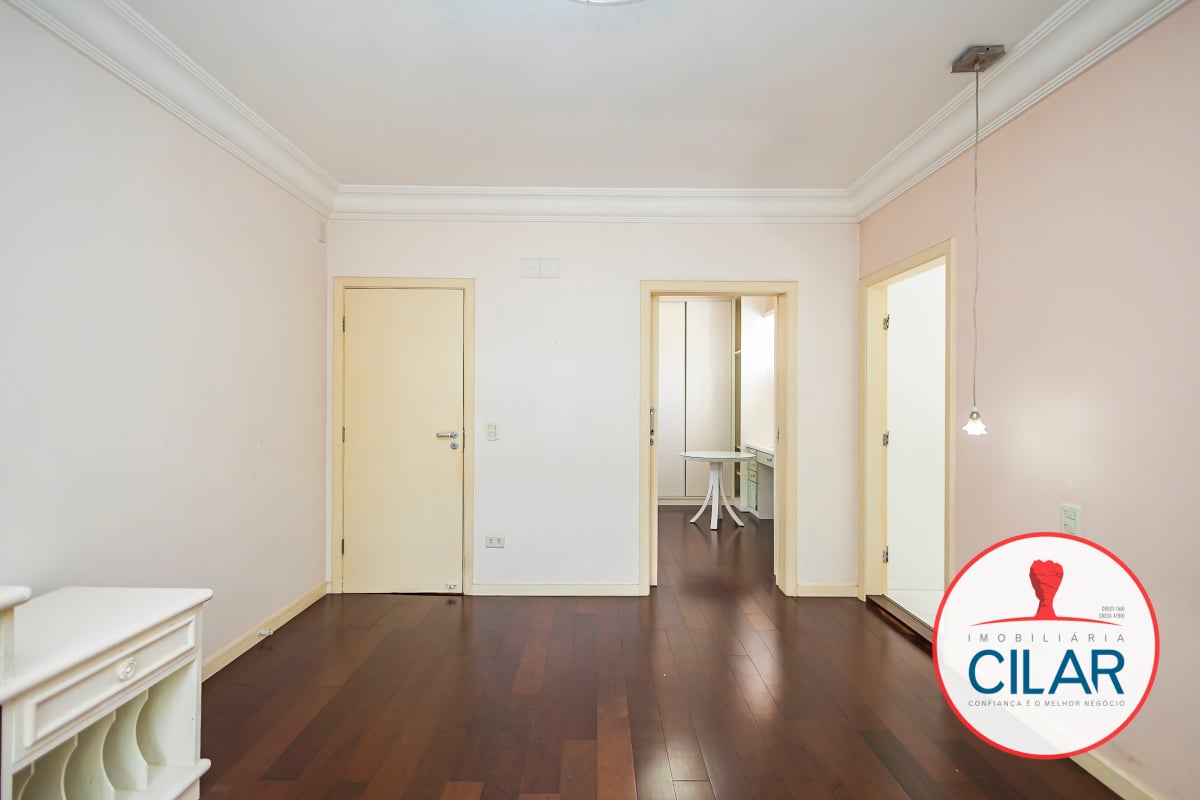Casa espaçosa com 4 quartos e home office no São Francisco, Curitiba