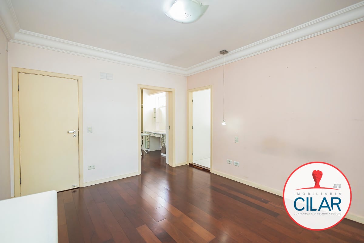 Casa espaçosa com 4 quartos e home office no São Francisco, Curitiba