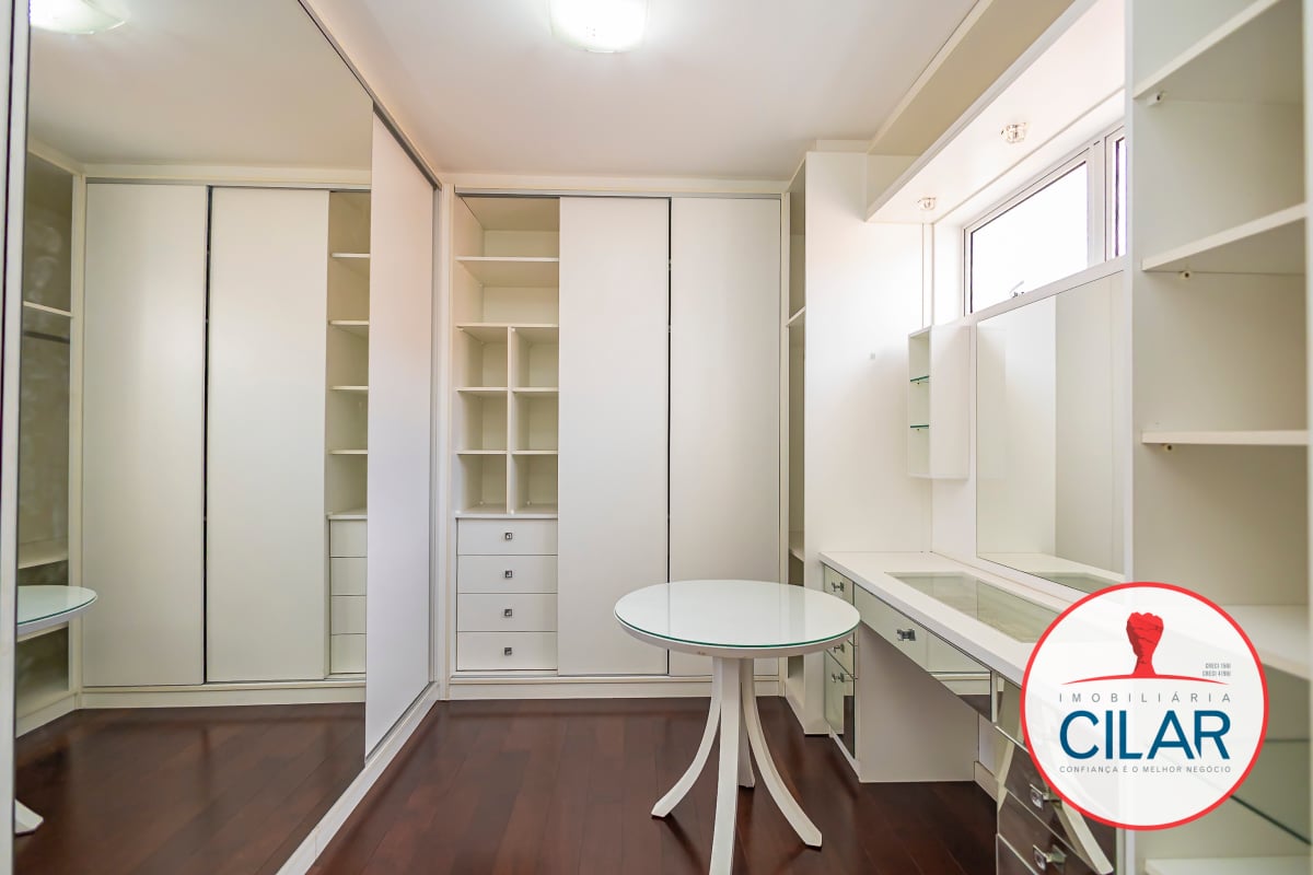 Casa espaçosa com 4 quartos e home office no São Francisco, Curitiba