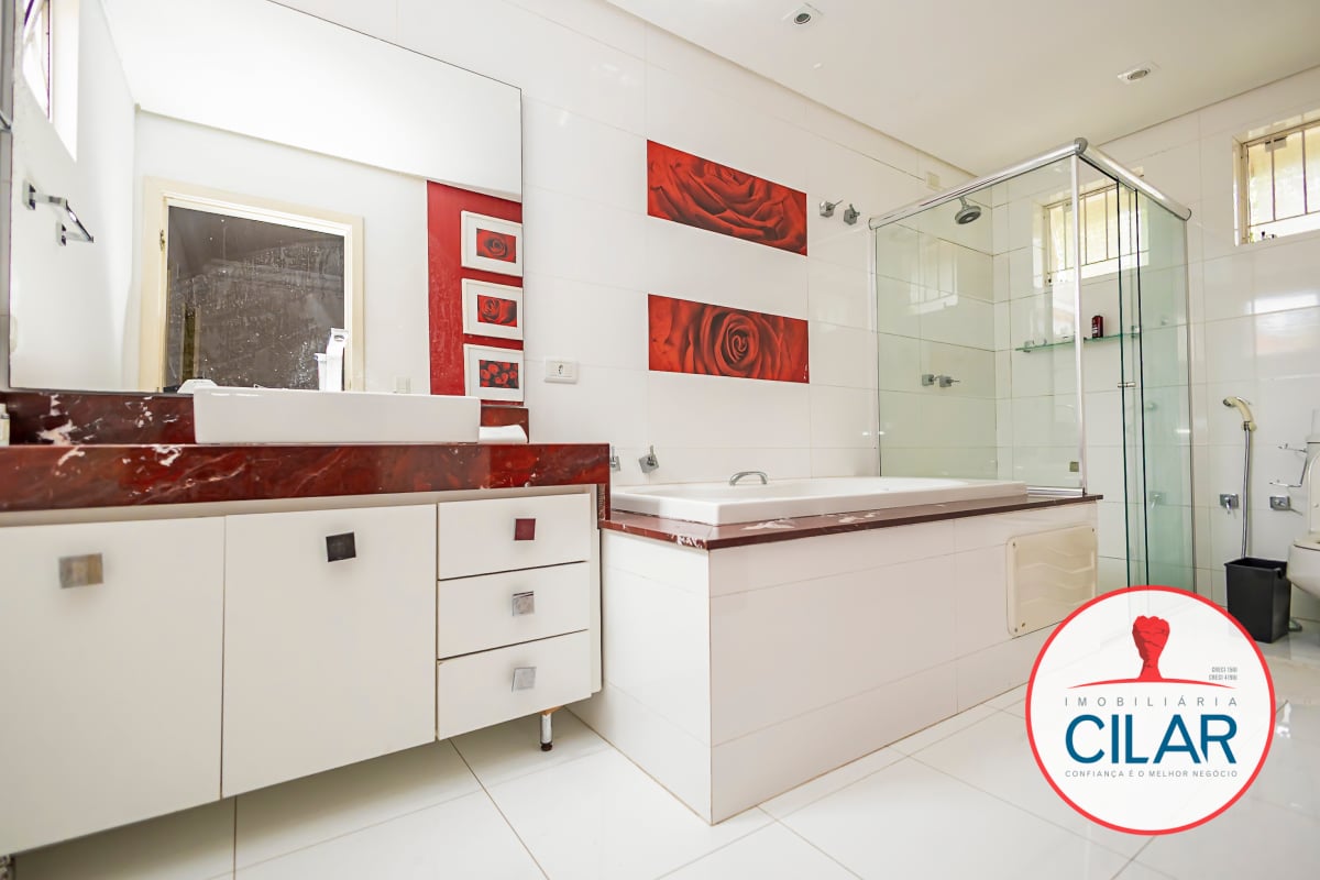 Casa espaçosa com 4 quartos e home office no São Francisco, Curitiba