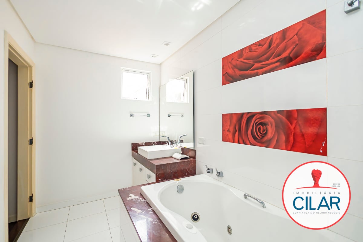 Casa espaçosa com 4 quartos e home office no São Francisco, Curitiba