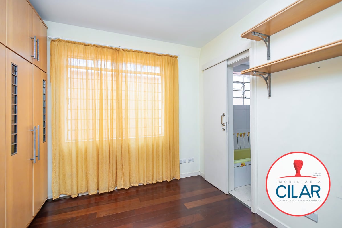 Casa espaçosa com 4 quartos e home office no São Francisco, Curitiba