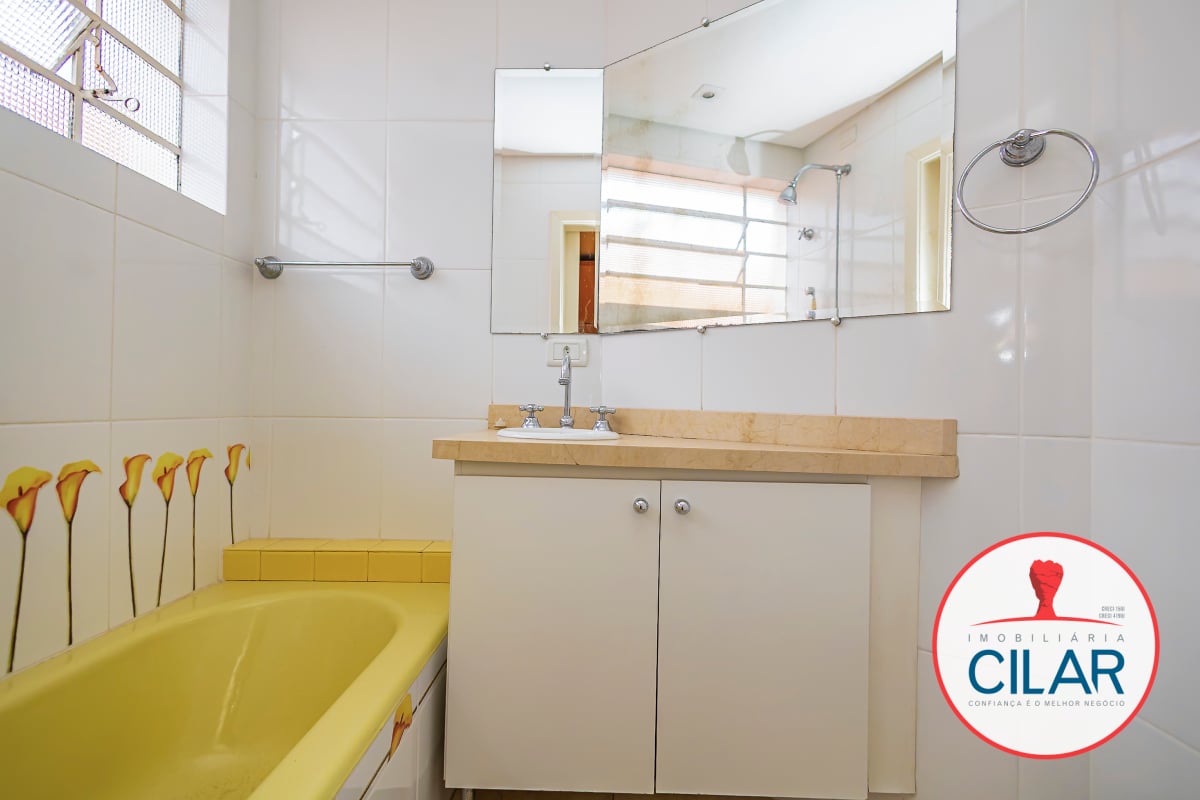 Casa espaçosa com 4 quartos e home office no São Francisco, Curitiba