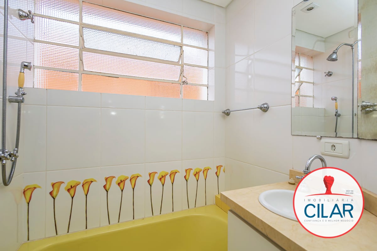 Casa espaçosa com 4 quartos e home office no São Francisco, Curitiba