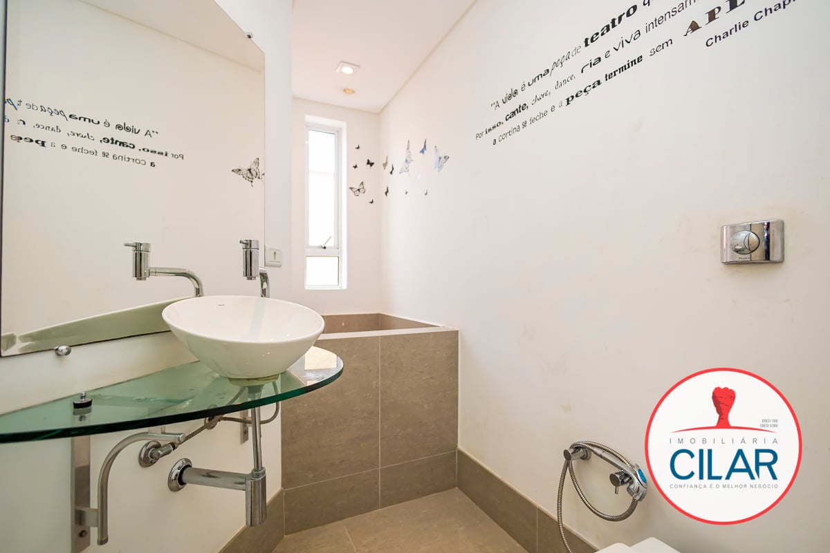 Casa espaçosa com 4 quartos e home office no São Francisco, Curitiba