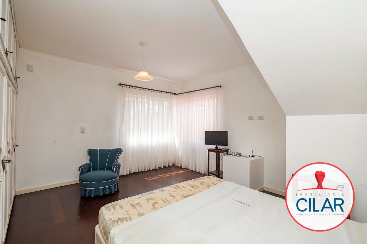 Casa espaçosa com 4 quartos e home office no São Francisco, Curitiba