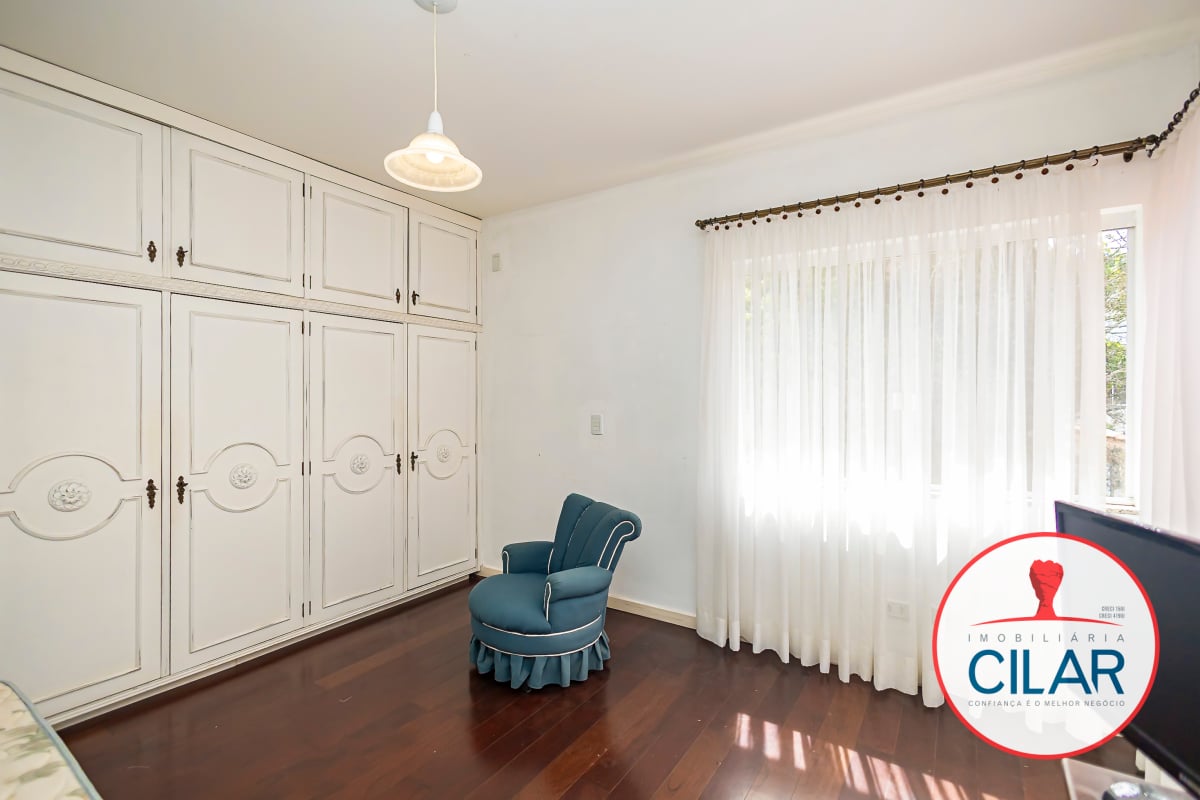 Casa espaçosa com 4 quartos e home office no São Francisco, Curitiba