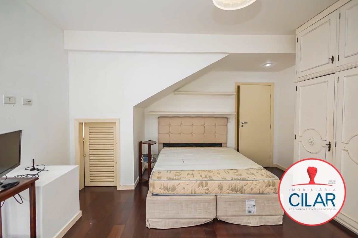 Casa espaçosa com 4 quartos e home office no São Francisco, Curitiba